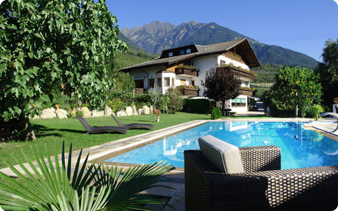 Ihr Hotel in Dorf Tirol: Hotel Quelle bei Meran, Aussenansicht mit Schwimmbad