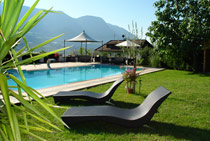 vacanze a Tirolo, prato e piscina